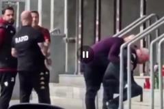 路人拍到布彭扎老師在祭祀點前雙膝跪地，無法控制情緒