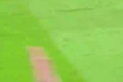 終身難忘！馬奎爾絕殺時，球迷沖進球場激情滑跪