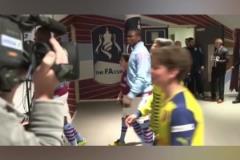 桑切斯：別人牽著的是球童，我牽著的是兄弟！