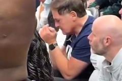 徹底改變獨行俠命運！東契奇爆發(fā)擊敗獨行俠時，庫班看臺懊惱搖頭