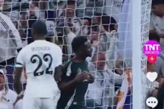 嘴巴真碎！庫爾圖瓦撲出薩卡點球后，維尼修斯還在喋喋不休