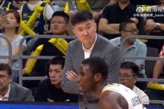 名場面誕生？迪亞洛投進(jìn)三分球之后遭到杜鋒怒罵 無奈捂耳朵