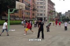 182籃球網(wǎng)紅肘姐曬1v1視頻配文：握手不是抱歉而是大哥得練