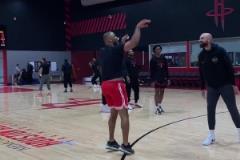 主教練正在熱身！火箭今日訓(xùn)練課烏度卡異?；钴S 三分防守樣樣行