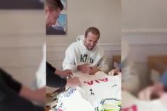 凱恩簽名時(shí)突然冒出來一件阿森納球衣！猶豫片刻，將其扔掉！