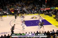 老詹這表情亮了！華子回防中與詹姆斯互相推搡，吃到技犯！