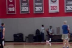 這可真是活久見(jiàn)了！你敢信，庫(kù)里竟然連續(xù)四次空位三分不中