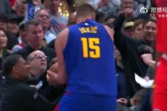 寸土必爭！約基奇和快船助教范甘迪爭球這一幕，太喜感了