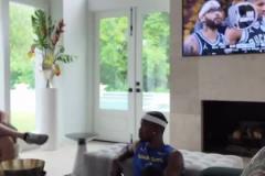 休斯敦有人？巴特勒與好友相聚豪宅 電視放著雄鹿vs步行者