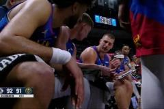 約馬龍暫停期間約老師又拿起了戰(zhàn)術(shù)板，親自給隊友們畫戰(zhàn)術(shù)！