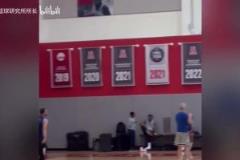 活久見(jiàn)！庫(kù)里在訓(xùn)練中空位三分球4投0中，反倒是追夢(mèng)手感火熱！