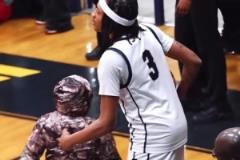 美媒曬老詹下跪抱怨圖：勒布朗今晚向裁判求婚！