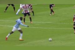 炸裂弧線掛死角！看看亞亞-圖雷這記暴力無解世界波！