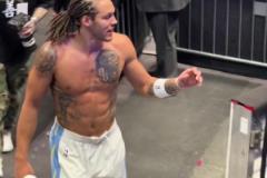 戈登對陣湖人G1砍下25分8板 賽后半裸離場不愧是NBA呂布