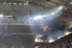 德乙亂不亂漢堡說了算漢堡球迷放煙花慶祝，結(jié)果被沙爾克絕平