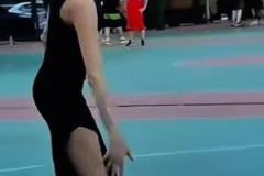 又美又颯！俄羅斯美女EraShera穿高跟裙子在籃球場(chǎng)上打球