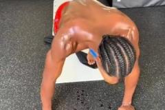 亞歷山大備戰(zhàn)季后賽揮汗如雨，這就是他為什么是MVP的原因?。? title=