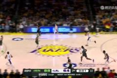 王者歸來(lái)！愛(ài)德華茲上籃受傷，短暫返回更衣室后又回來(lái)繼續(xù)輸出！