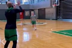 懷特訓(xùn)練“空接三分” 綠軍真是把三分球玩出花了啊