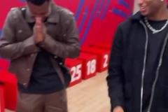 開(kāi)始玩起西海岸？巴薩球員賽后穿搭，亞馬爾這褲子太潮了