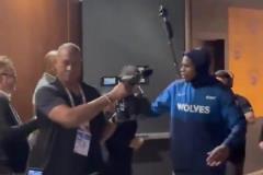 心靜如水！華子賽后走回更衣室：沒什么的，這只是第一場比賽而已