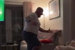 開心的像個200斤的孩子，當(dāng)曼聯(lián)球迷看見球隊完成超級逆轉(zhuǎn)