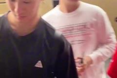 韋世豪在酒店門口遭球迷熱情圍堵簽名，耳環(huán)時(shí)尚吸睛！