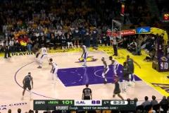 愛(ài)德華茲正面單挑東契奇，迎射三分命中！隨后做出嘲諷手勢(shì)！