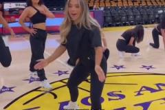 湖人啦啦隊(duì)賽前模仿湖人球員動(dòng)作 誰(shuí)的更像？