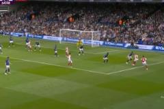 被外國網(wǎng)友狠狠拷打！厄德高難得使用右腳結果滑稽摔倒