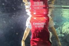 阿森納美女球迷身穿槍手球衣潛水