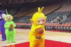 有本事繼續(xù)帽我??！巴特勒挨了阿門一帽后自投自搶，繼續(xù)迎著阿門中投還以顏色