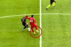 不可思議！梅西僅僅是回頭稍稍觀察了一下，就穿襠過掉了對手！