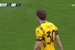 恰爾汗奧盧角球開出！奧古斯托頭球攻門擦柱而出！