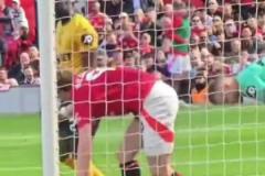 霍伊倫這球沒有搶到點??！現(xiàn)場曼聯(lián)球迷，紛紛雙手抱頭不敢相信！