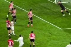 像模像樣！莫德里奇場邊的舉手投足像極了教練