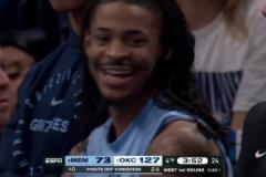 啊？灰熊落后54分全隊悶悶不樂，場下莫蘭特竟然大笑了起來