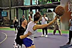 網(wǎng)紅牛教練“嚴(yán)防”外國(guó)女球員，手都沒(méi)離開(kāi)過(guò)對(duì)方身子