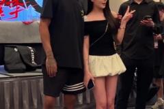 女球迷找羅斯合影，這姿色，羅斯也忍不住多聊兩句