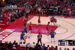 這就是勇士的硬解能力！巴特勒面對(duì)前有伊森后有阿門的防守，依舊拋投打進(jìn)！