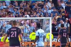 腳下生花！維尼修斯這記腳后跟做球，想象力拉滿！