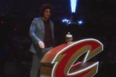 老詹球迷都記得他吧？騎士主場開幕式，瓦萊喬拔劍怒吼！