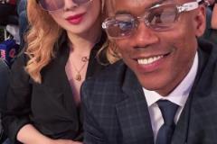 嫂子不錯(cuò)的！馬布里帶著新婚夫人汪妤凌一塊觀戰(zhàn)尼克斯季后賽~