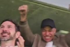 看臺(tái)球迷拍攝：巴爾韋德絕殺后，停賽不能上場的姆巴佩開心壞了