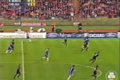 這身板！盧西奧強硬身體對抗德羅巴奪下球權(quán)