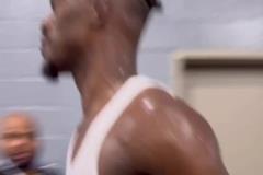 見(jiàn)慣大場(chǎng)面！庫(kù)里賽后一臉平靜走入球員通道，和工作人員碰拳