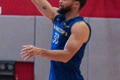 勇士備戰(zhàn)與火箭G1：庫里手指還有不適 追夢連中三分抖肩慶祝