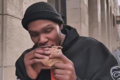 網(wǎng)友曬太陽兩巨頭近況：杜蘭特街頭吃灌餅 布克玩車玩潮流