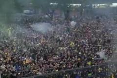 這氛圍太贊了！利茲聯(lián)球迷慶祝升超圍得水泄不通