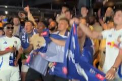 香檳開起來！利茲聯(lián)隊(duì)?wèi)c祝晉級英超聯(lián)賽！